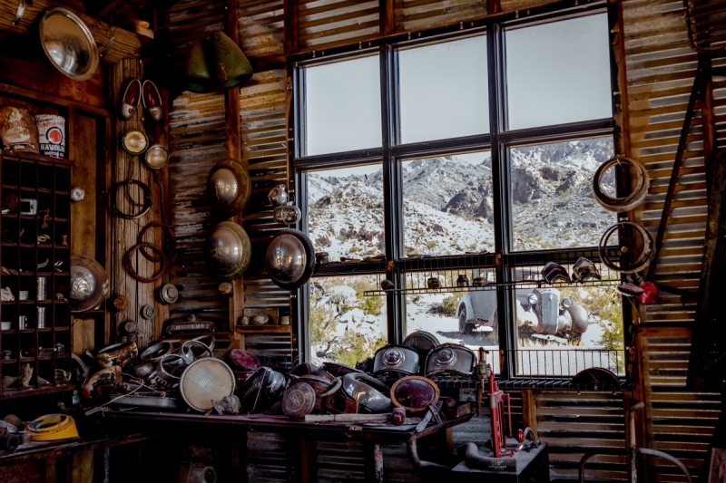 cordonnerie-MOUGINS-min_shop_window_part_junk_abandoned-138873